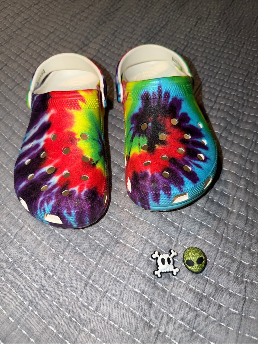 CROCS Unisex Tie-Dye Clog in Rainbow Purple/Blue/Green/Red with 2 charms
